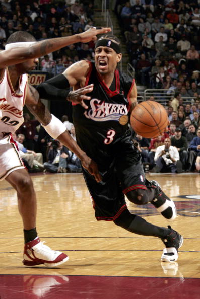 赌场防骗：揭秘“洗牌过程中的藏牌术”——老手是如何瞒天过海的。（赌场防骗警示：洗牌暗藏牌的黑幕——老手如何掩人耳目）